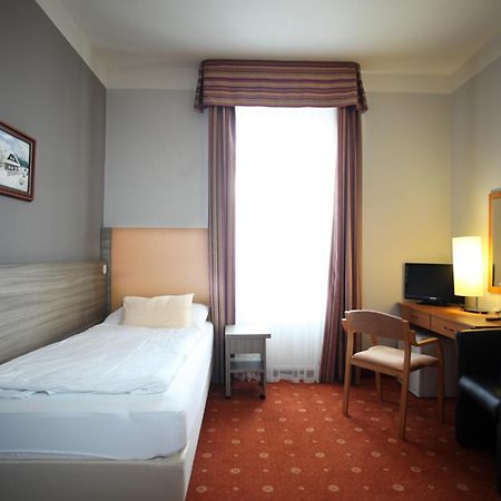 Hotel Paris มาเรียอานซเกลาซนี ภายนอก รูปภาพ