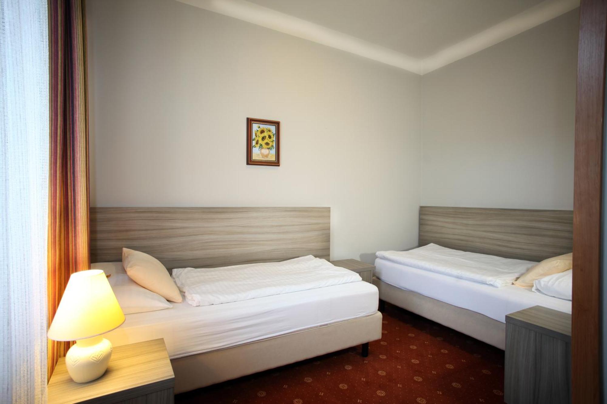 Hotel Paris มาเรียอานซเกลาซนี ภายนอก รูปภาพ