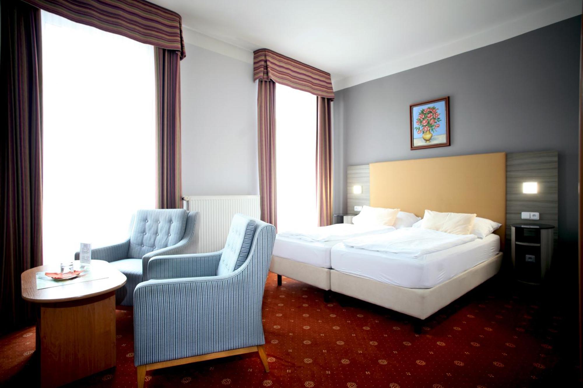 Hotel Paris มาเรียอานซเกลาซนี ภายนอก รูปภาพ